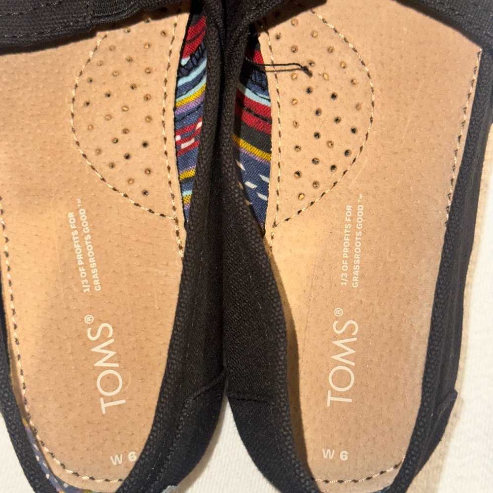 Toms Women's Black Canvas Flats - Picture 11 of 13